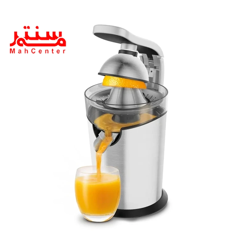 یک پرتقال نصفه که در آب مرکبات گیری مولینکس مدل pc700d10 قرار دارد و در حال آبگیری پرتقال است و جلوی آن یک لیوان آب پرتقال است