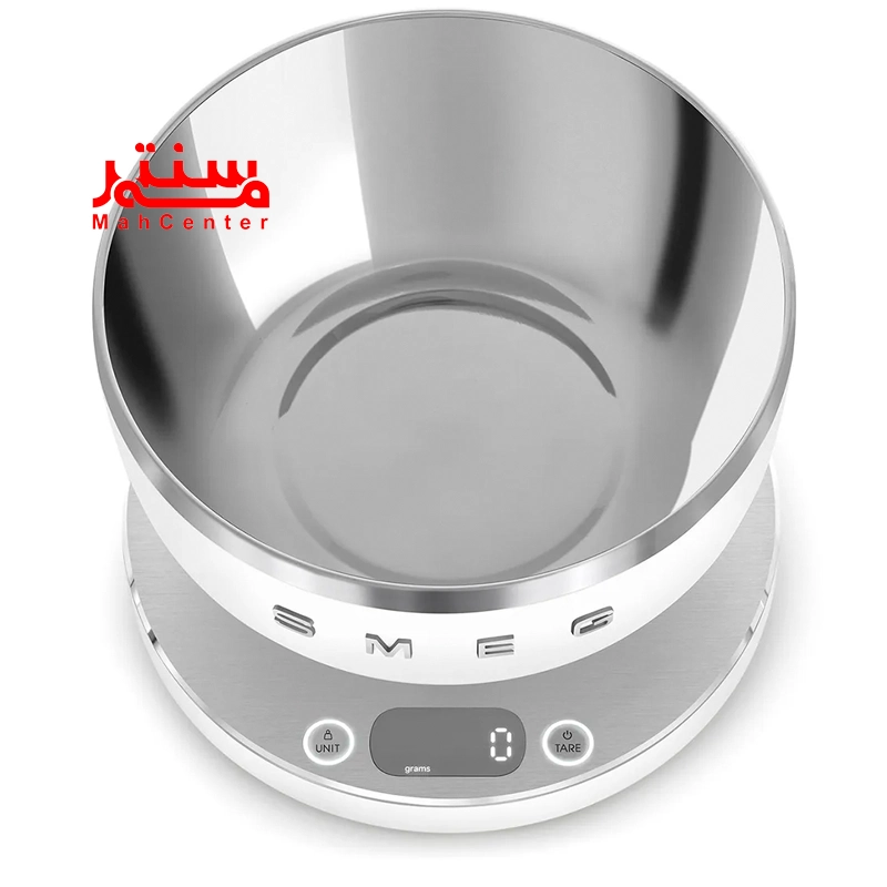نمای بالای ترازو آشپزخانه اسمگ مدل ksc01 سفید که داخل کاسه استیل و صفحه نمایش آن از بالا مشخص است.
