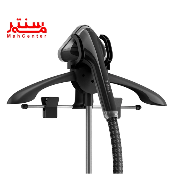 بخارگر دستی تفال مدل it2461 که به رنگ مشکی و روی چوب لباسی قرار دارد