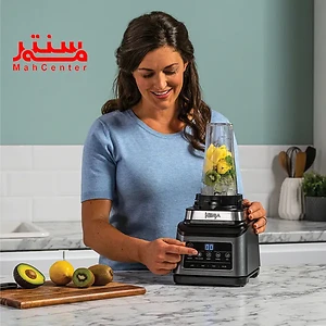 خانمی در حال میکس کیوی و آناناس با شیکر نینجا مدل bn800 است و در کنار آن کیوه، آووکادو و لیموترش است.