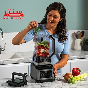 خانمی با لباس آبی رنگ که در حال ریختن اسفناج داخل پارخ مخلوط کن غذاساز مدل bn800 است