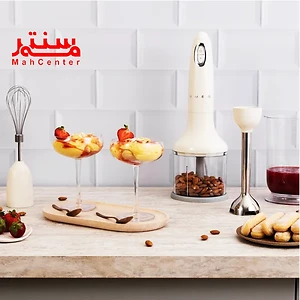 خردکن اسمگ مدل hbf03 کرم که داخل آن بادام هست و کنار آن هم پایه گوشتکوب، در جلوی آن هم دو جام شیشه ای پایه بلند که داخل آن تیرامیسو است.