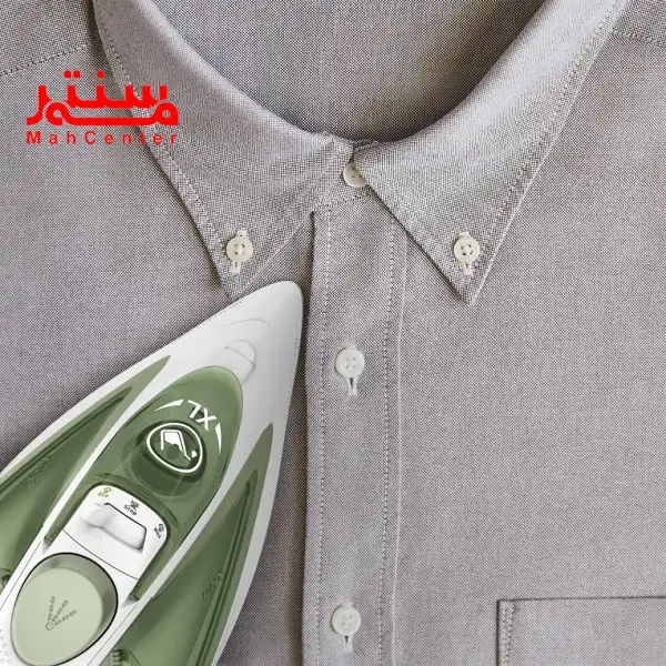 یک پیراهن مردانه طوسی که اتو تفال 5781 کنار یقه آن قرار دارد.