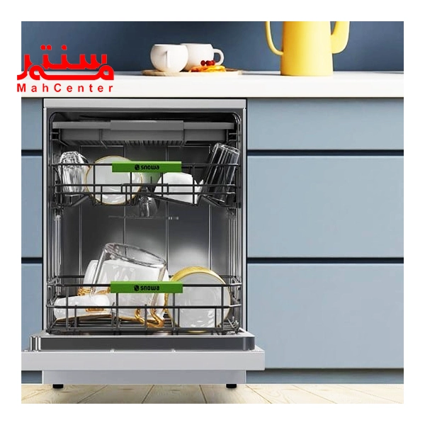 ماشین ظرفشویی 13 نفره اسنوا مدل sdw-a11s که داخل آشپزخانه قرار دارد و درب آن به صورت 90 درجه و کامل رو به پایین باز شده است.