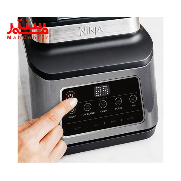 یک دست که در حال کار کردن با پنل غذاساز نینجا مدل 800 است