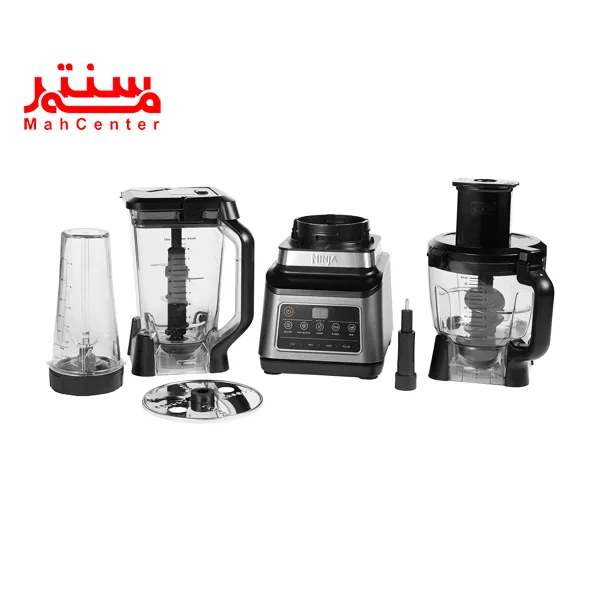 اجزای غذاساز نینجا مدل bn800 که کنار هم قرار دارند، از سمن راست کاسه غذاساز، استند تیغه، بدنه دستگاه، پارچ مخلوط کن، لیوان شیکر و جلوی آن دیسک رنده قرار دارد