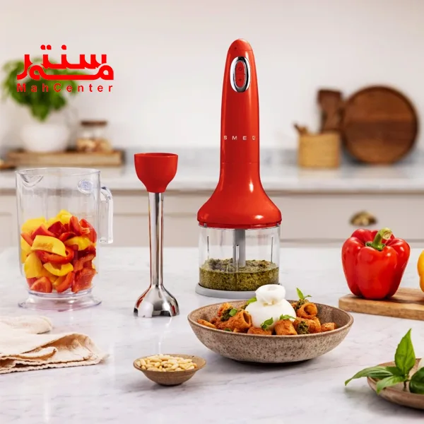 گوشت کوب برقی اسمگ مدل hbf03 قرمز در فضای آشپزخانه که پایه گوشتکوب کنار ظرف خردکن قرار دارد و جلوی آن یک بشقاب پاستا