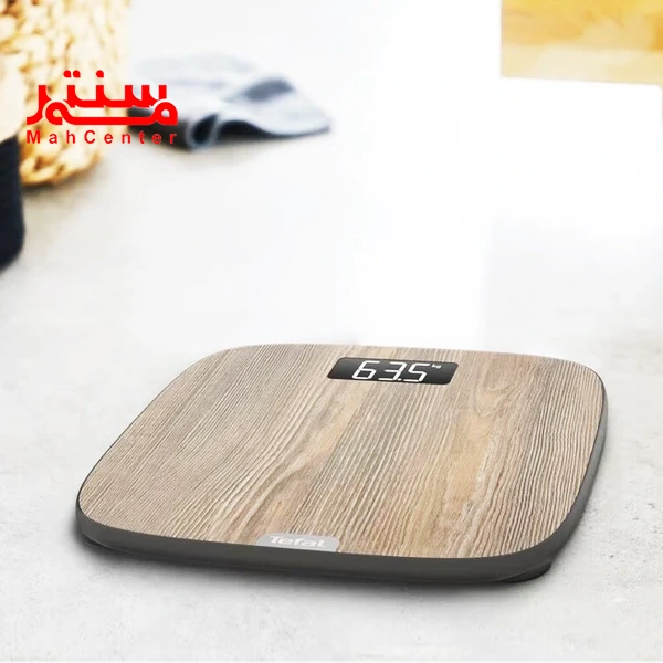 ترازو تفال مدل 1600 که داخل حمام روی زمین قرار دارد.