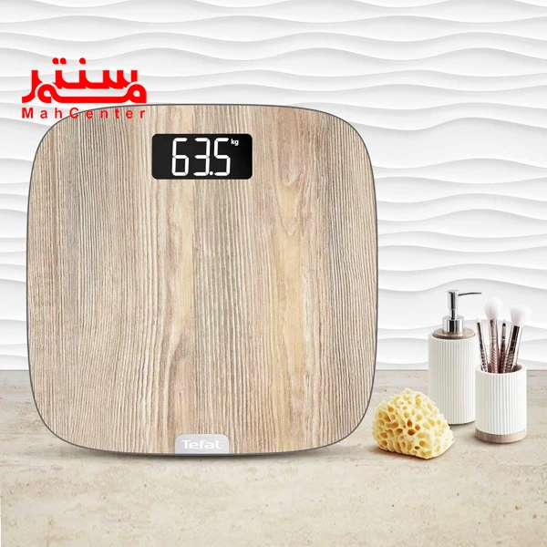 ترازو تفال مدل pp1600 که روی کابیت حمام است و کنار آن جای مایع و استند براش قرار دارد.