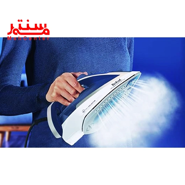 یک خانمی با لباس آبی آستین بلند که اتو تفال 5820 در دست دارد و اتو در حال بخار دهی است.