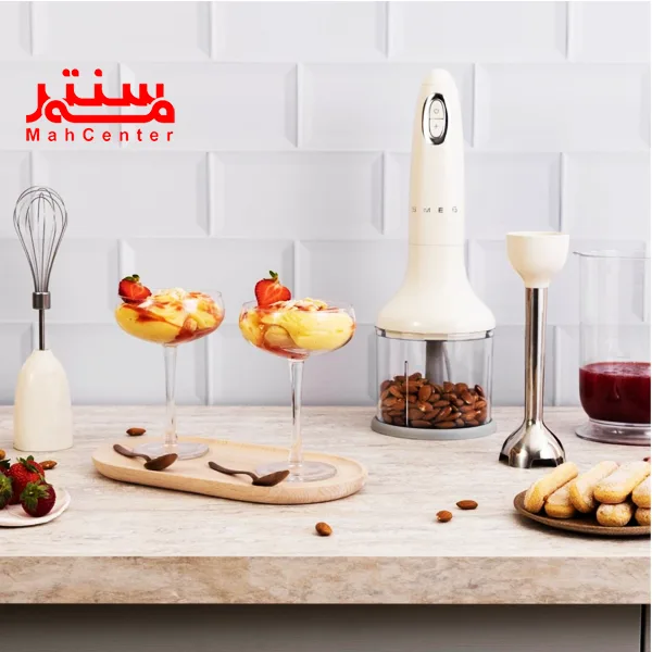 خردکن اسمگ مدل hbf03 کرم که داخل آن بادام هست و کنار آن هم پایه گوشتکوب، در جلوی آن هم دو جام شیشه ای پایه بلند که داخل آن تیرامیسو است.