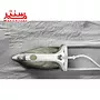 اتو روی یک پارچه طوسی رنگ است و در حال صاف کردن یک مسیر مستقیم است.