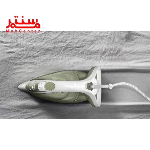 اتو روی یک پارچه طوسی رنگ است و در حال صاف کردن یک مسیر مستقیم است.