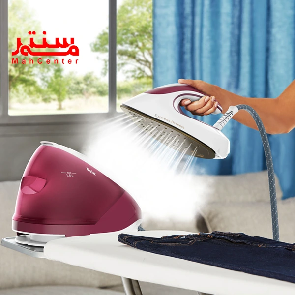 اتو مخزن دار تفال 9201 که روی میز اتو قرار دارد و دستی که اتو را برداشته و از اتو بخار خارج می شود.