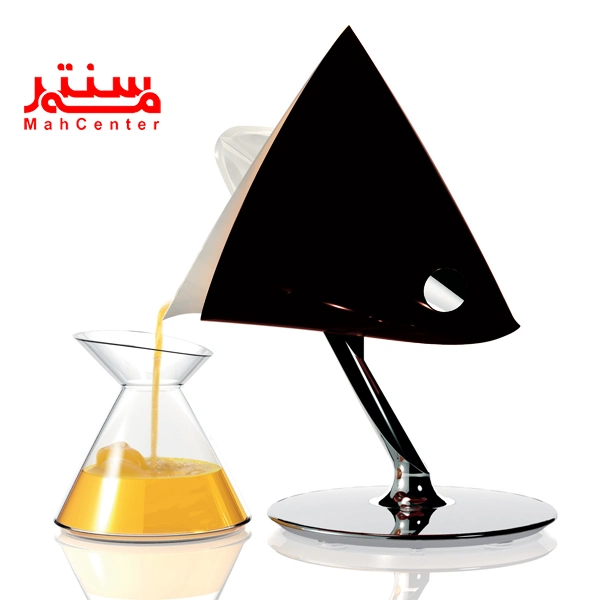 آب مرکبات گیری بوگاتی مدل 55vita  که با زاویه 90 درجه به سمت چپ خم شده و در حال آب پرتقال ریختن در شیشه ی بلور جلوی آن است.