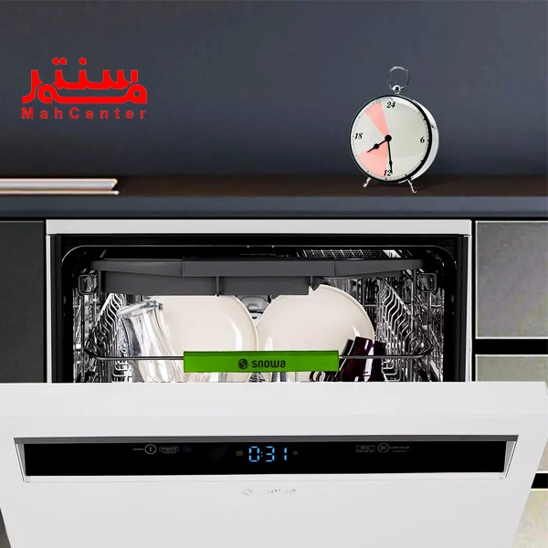 ماشین ظرفشویی 13 نفره اسنوا مدل sdw-a11w که در آشپزخانه است و روی آن یک ساعت قرار دارد. درب این ظرفشویی به صورت نیمه باز است و سبد طبقه بالای آن مشخص است.