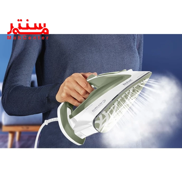 یک شخصی که با لباس سرمه ای آستین بلند اتو بخار تفال 5781 را در دست دارد و اتو در حال بخاردهی است.