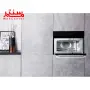 فر مایکروویو آریستون 996 که داخل کابیت طوسی رنگ کار شده و درب آن رو به پایین باز شده و فن داخل آن مشخص است.