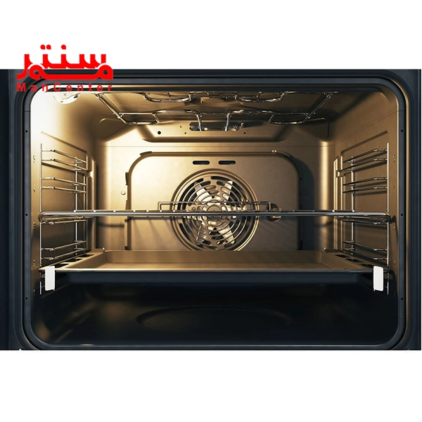 داخل فر برقی توکار آریستون مدل fa3 841 h ix ha که چراغ آن روشن است و فن داخلی هم مشخص است.