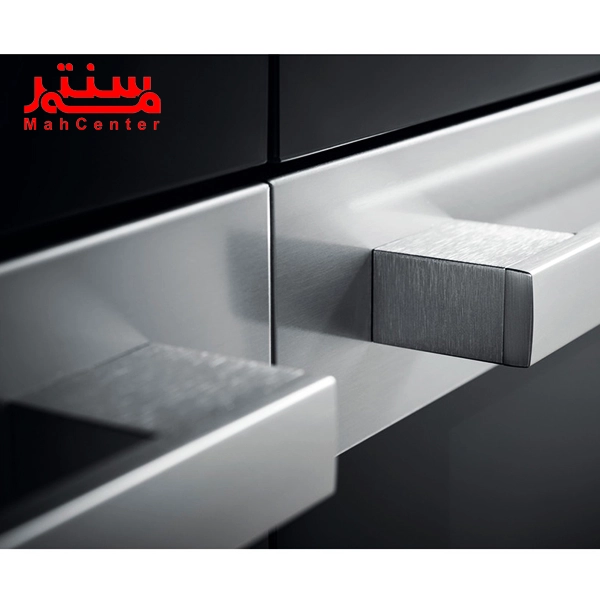 نمای نزدیک از فر کامپکت آریستون که دسته استیل آن مشخص است.