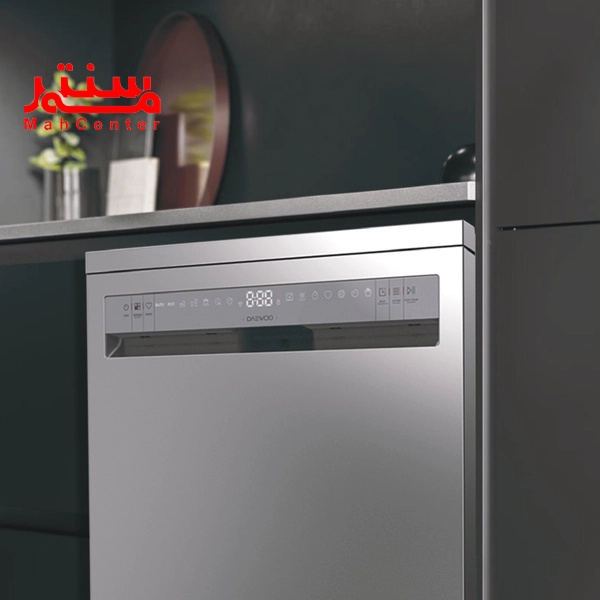 ماشین ظرفشویی دوو 14 نفره مدل dw-200s که در آشپزخانه کنار یک یخچال فریزر دوو و زیر کابینت قرار دارد.