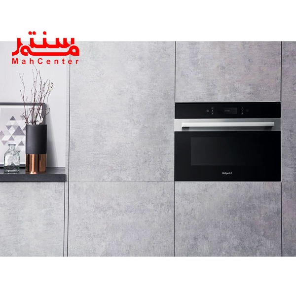 فر مایکروویو آریستون 996 که به صورت توکار است و داخل کابیت طوسی رنگ کار شده است.