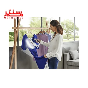 خانمی در حال اتو کردن لباس ها با اتو مخزن دار تفال tefal-gv9720