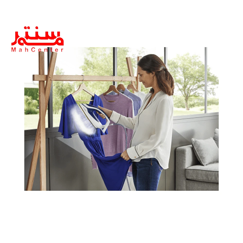 خانمی در حال اتو کردن لباس ها با اتو مخزن دار تفال tefal-gv9720