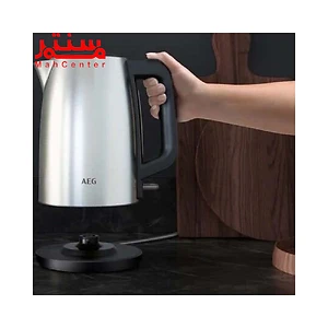 دسستی در حال بلند کردن کتری برقی آاگ مدل k5-1-6st