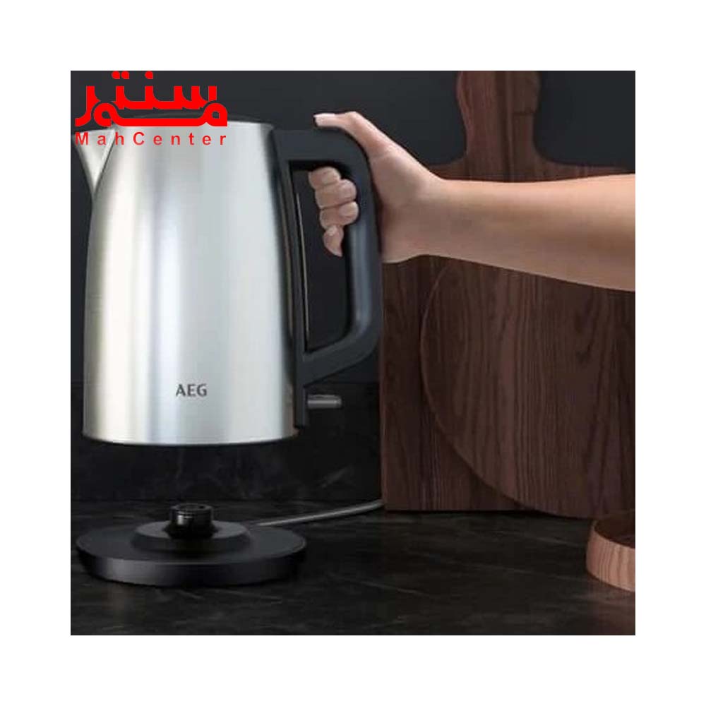 دسستی در حال بلند کردن کتری برقی آاگ مدل k5-1-6st