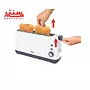 دستی درحال آموزش نحوه ی قرار دادن نان در توستر تفال مدل tl302110
