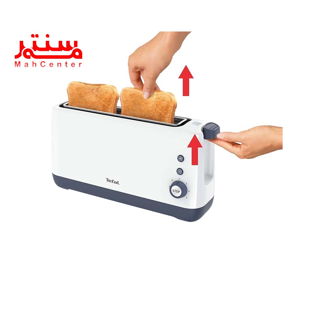 دستی درحال آموزش نحوه ی قرار دادن نان در توستر تفال مدل tl302110