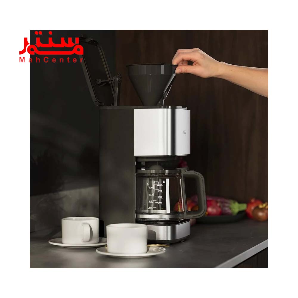 دستی درحال گذاشتن فیلتر در دستگاه قهوه ساز آاگ مدل cm5-1-6st