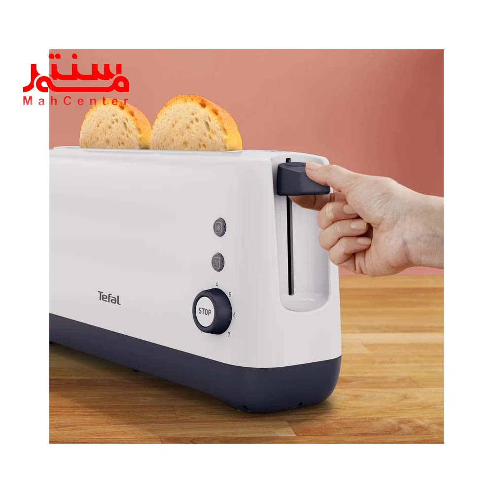 دستی در حال پایین کشیدن اهرم توستر تفال مدل tl302110