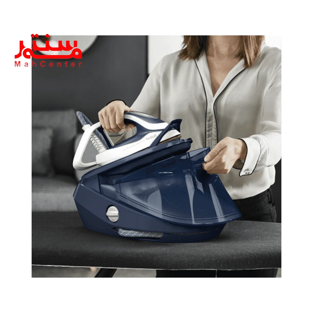 خانمی در حال کار با اتو مخزن دار تفال tefal-gv9720