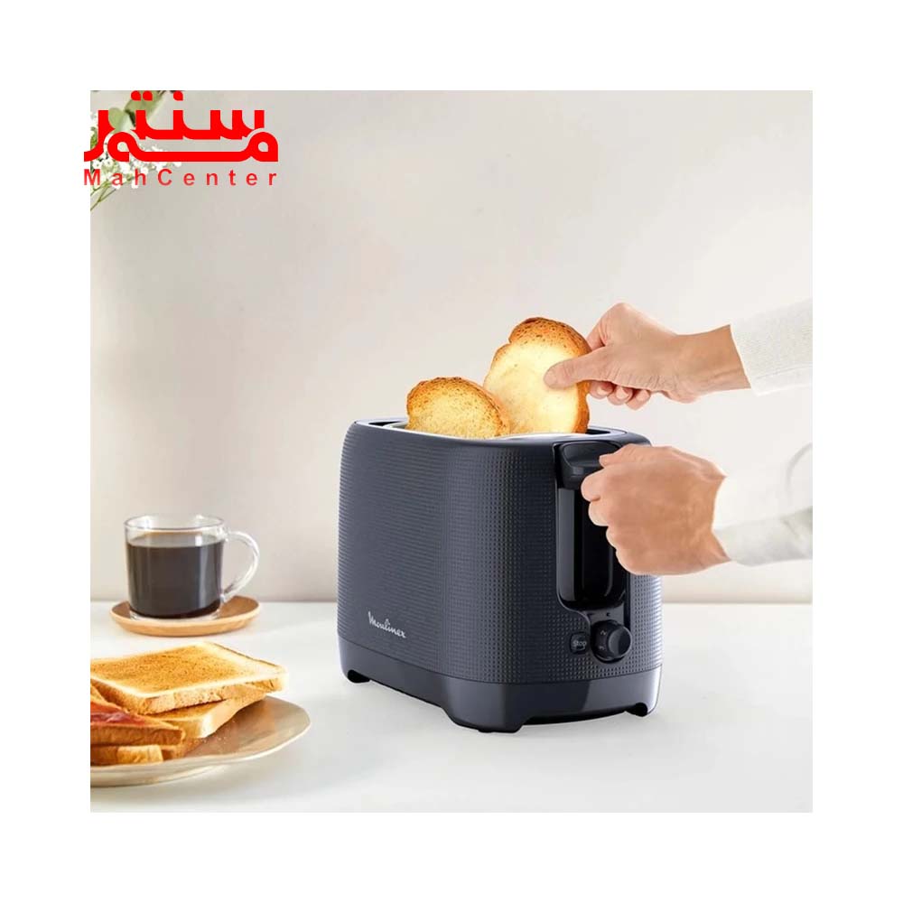 دستی درحال گذاشتن نان در توستر مولینکس مدلlt2m0810