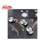 جاروبرقی آاگ مدل vx6-2-iw-5  در حال جارو زدن زیر میز