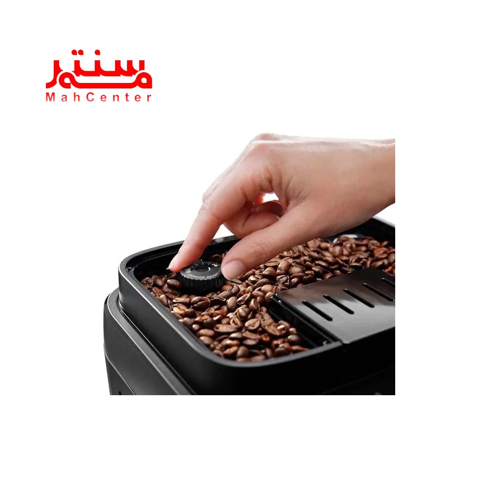 دستی در حال تنظیم آسیاب اسپرسوساز دلونگی مدل ecam290.81tb