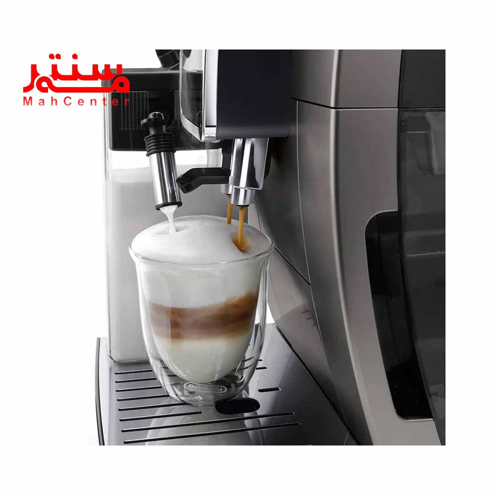 درحال آماده سازی نوشیدنی با فوم شیر  اسپرسوساز دلونگی مدل ecam-38095