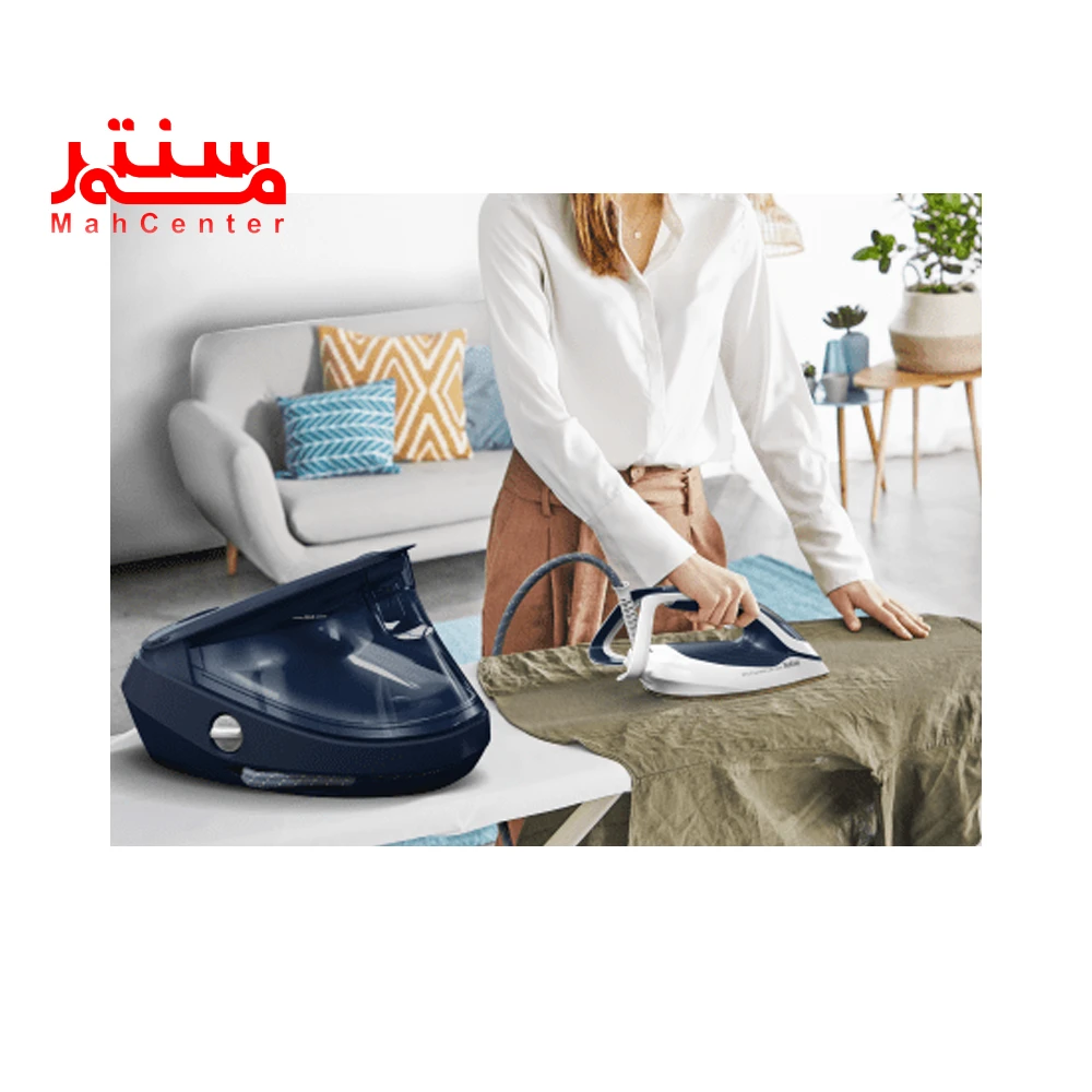 خانمی در حال اتو کردن لباس سدری رنگ با اتو مخزن دار تفال tefal-gv9720