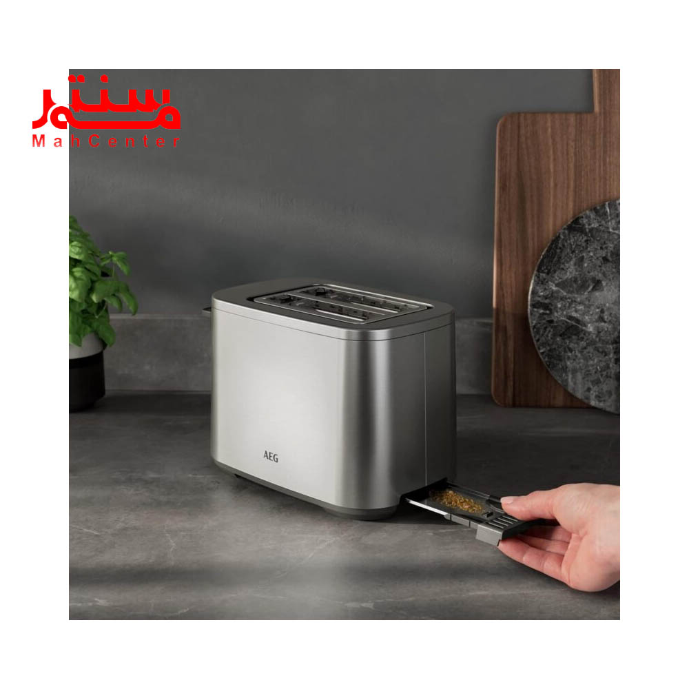 دستی در حال بیرون کشیدن سینی خرده نان توستر آاگ مدل aeg-t-5-1-4-st