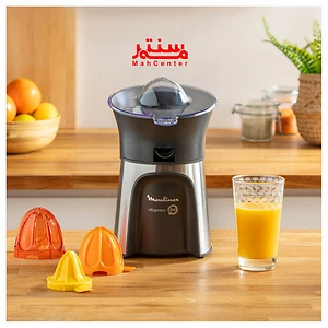 آب‌مرکبات‌گیری مولینکس مدل PC603 با یک لیوان آب پرتقال تازه و خنک در کنار آن.