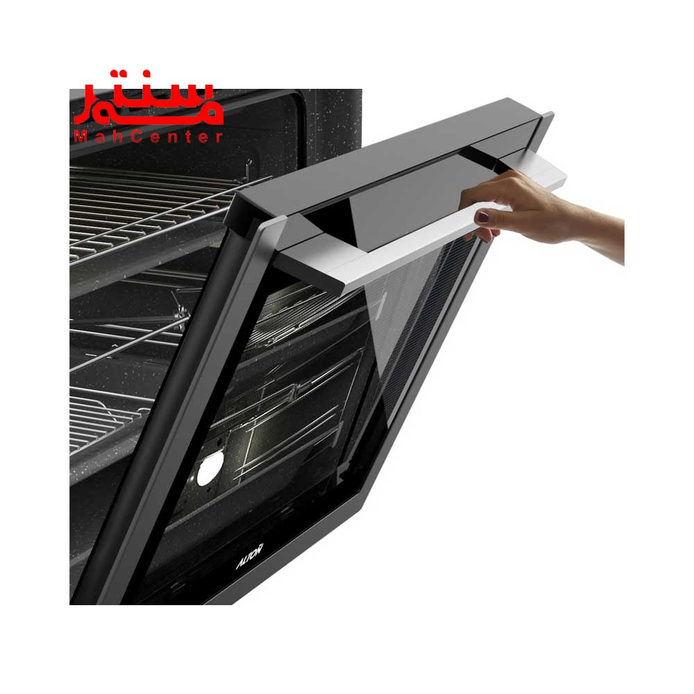 دستی در حال باز کردن درب فر توکار آلتون مدل v500s