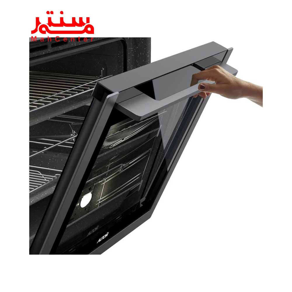 دستی در حال باز کردن درب فر توکار آلتون مدل v303sn