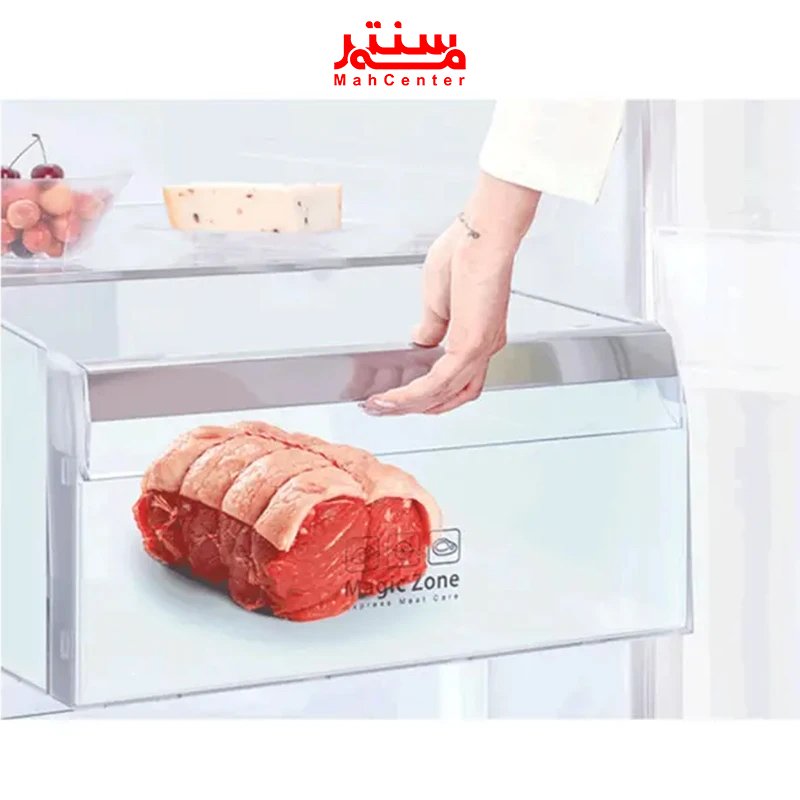 دستی در حال برداشتن گوشت از فریزر ساید بای ساید دوو 28 فوت مدل sxi20-10s