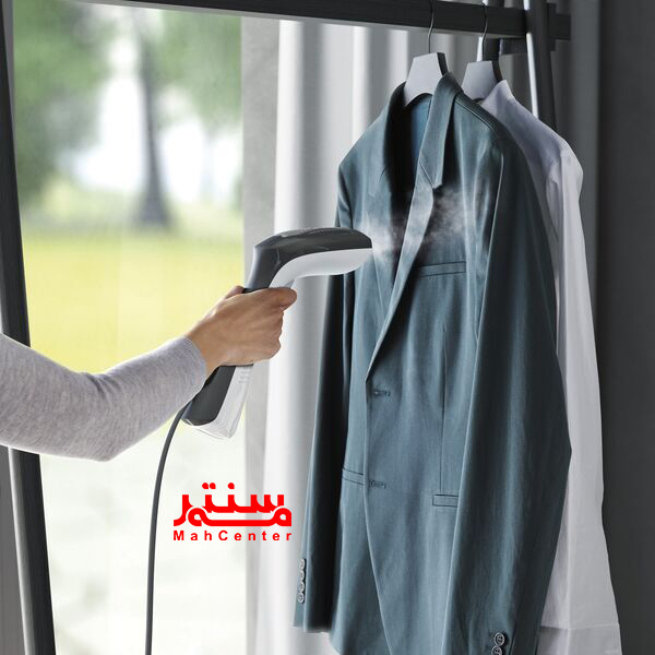 اتو بخارگر آاگ مدل HS6-1-2EG در حال اتو لباس