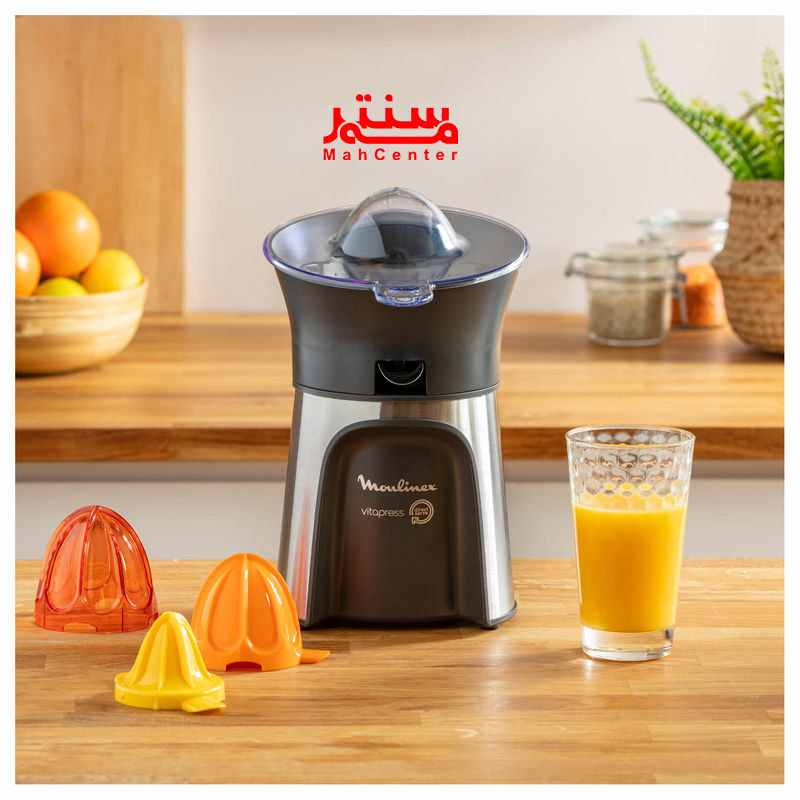 آب‌مرکبات‌گیری مولینکس مدل PC603 با یک لیوان آب پرتقال تازه و خنک در کنار آن.