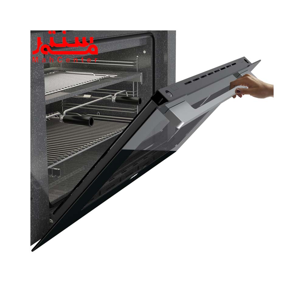 دستی در حال باز کردن درب فر توکار آلتون مدل v901b