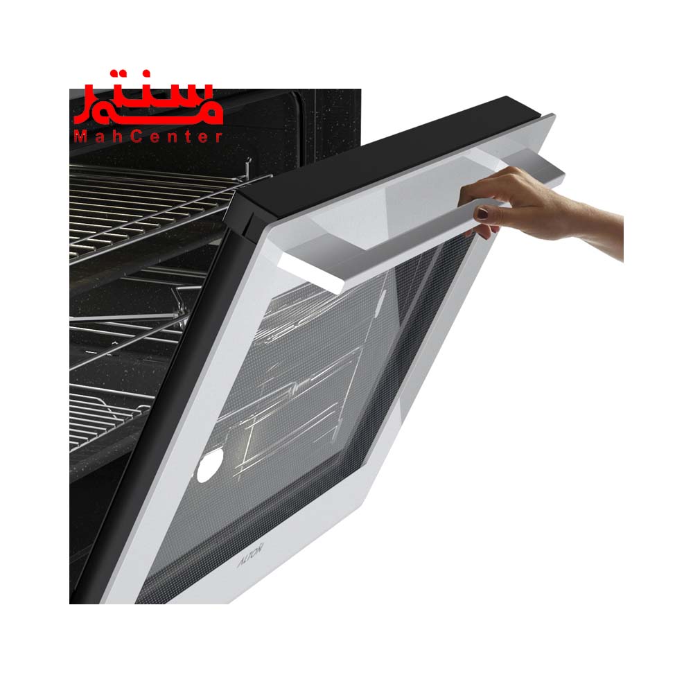 دستی در حال باز کردن درب فر توکار آلتون مدل v500w