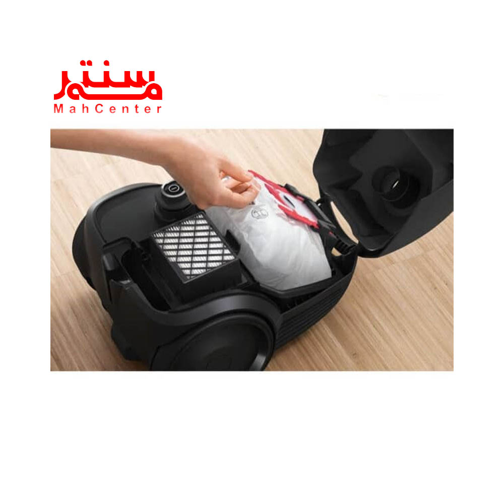 دستی در حال تعویض کیسه جاروبرقی بوش مدل bgl-s2-ba-2